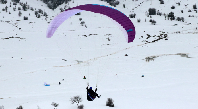 3. Abant Kış Uçuşları Festivali'nde paraşüt uçuşları şenliği