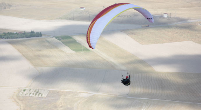 Paraşütle atladı, havada çay doldurdu