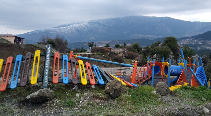 Manisa’da heyelan çocuk parkını yuttu