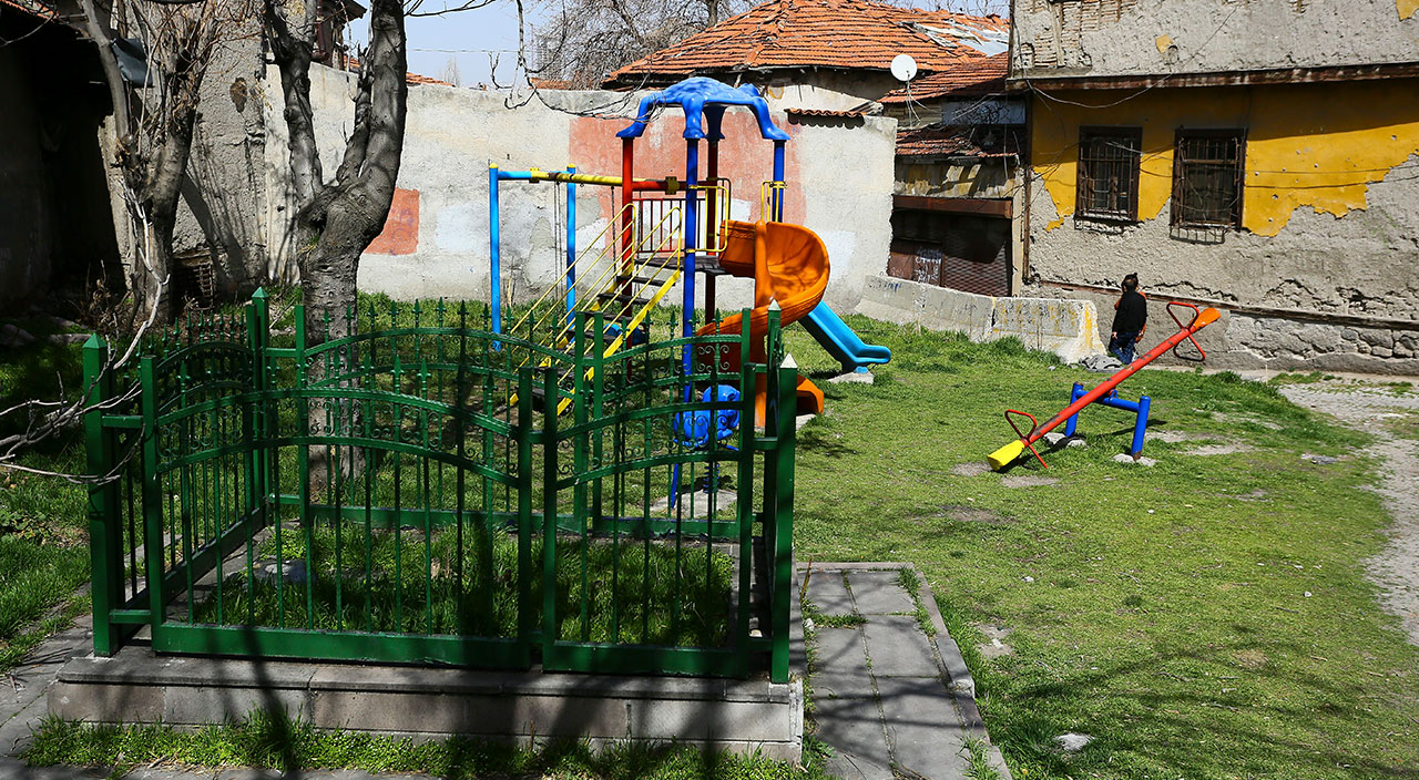 Ankara'da şaşkına çeviren görüntü: Çocuk parkının içinde mezar Ankara'da şaşkına çeviren görüntü: Çocuk parkının içinde mezar