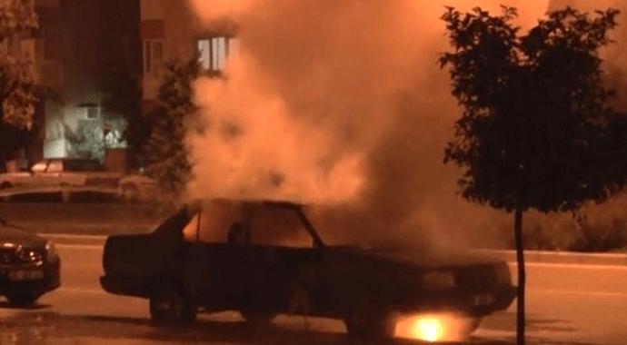 Park halindeki otomobil alevler içinde yandı