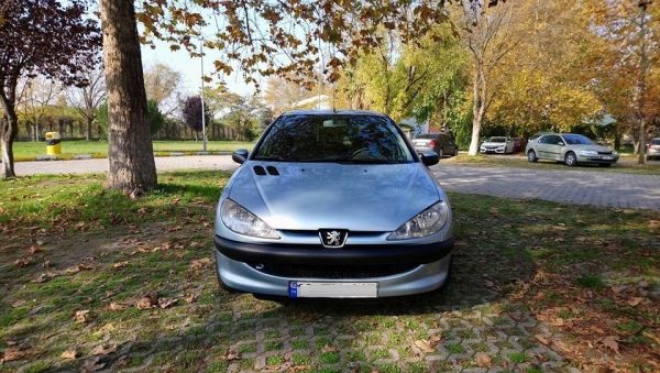 Park halindeki aracın ön kısmını çaldılar