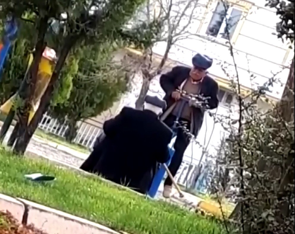 Yaşlıların, çocuk oyun alanında salıncak keyfi