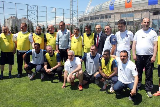 Başakşehirspor parkinson hastalarıyla gösteri maçı yaptı