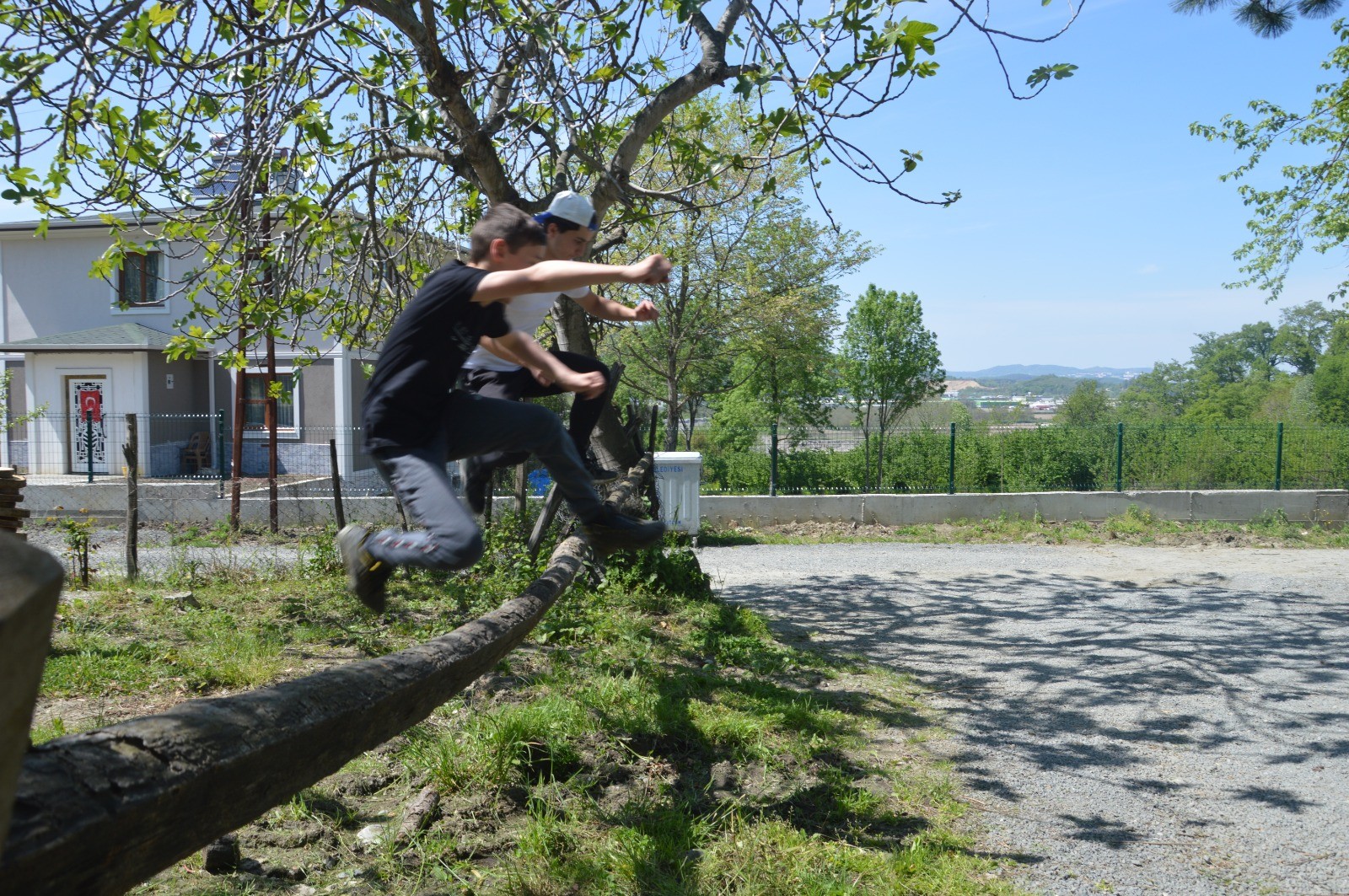 Sokağa çıkamayan çocukları için evinin bahçesine oyun parkuru kurdu