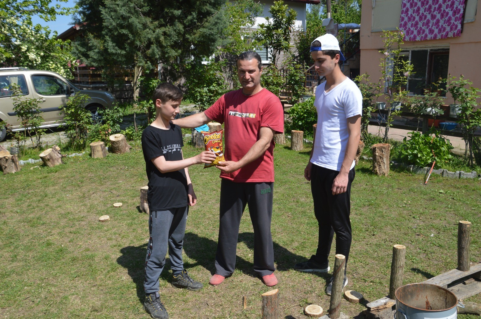 Sokağa çıkamayan çocukları için evinin bahçesine oyun parkuru kurdu