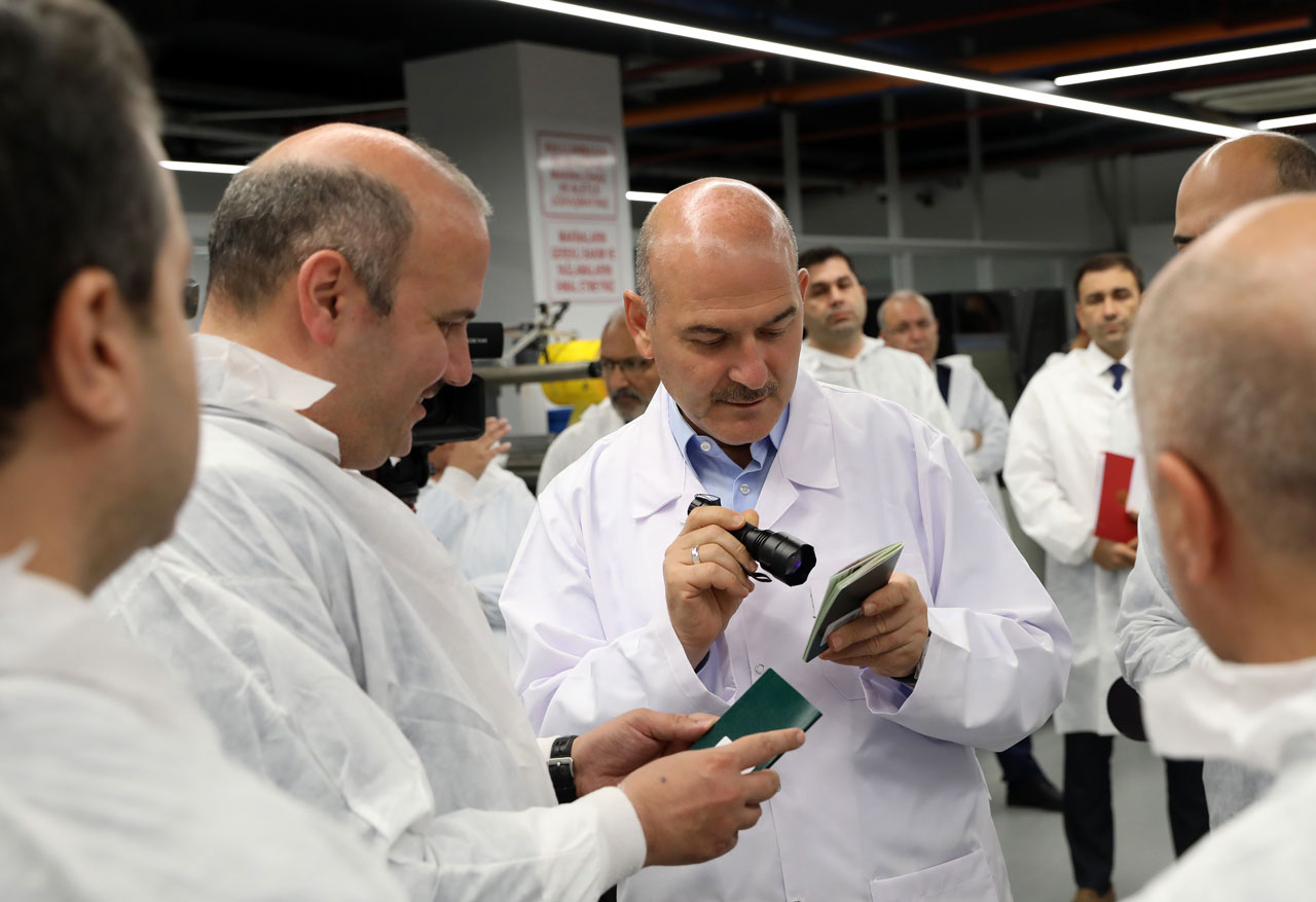 Bakan Soylu yerli ve milli pasaportun üretimini başlattı Bakan Soylu yerli ve milli pasaportun üretimini başlattı