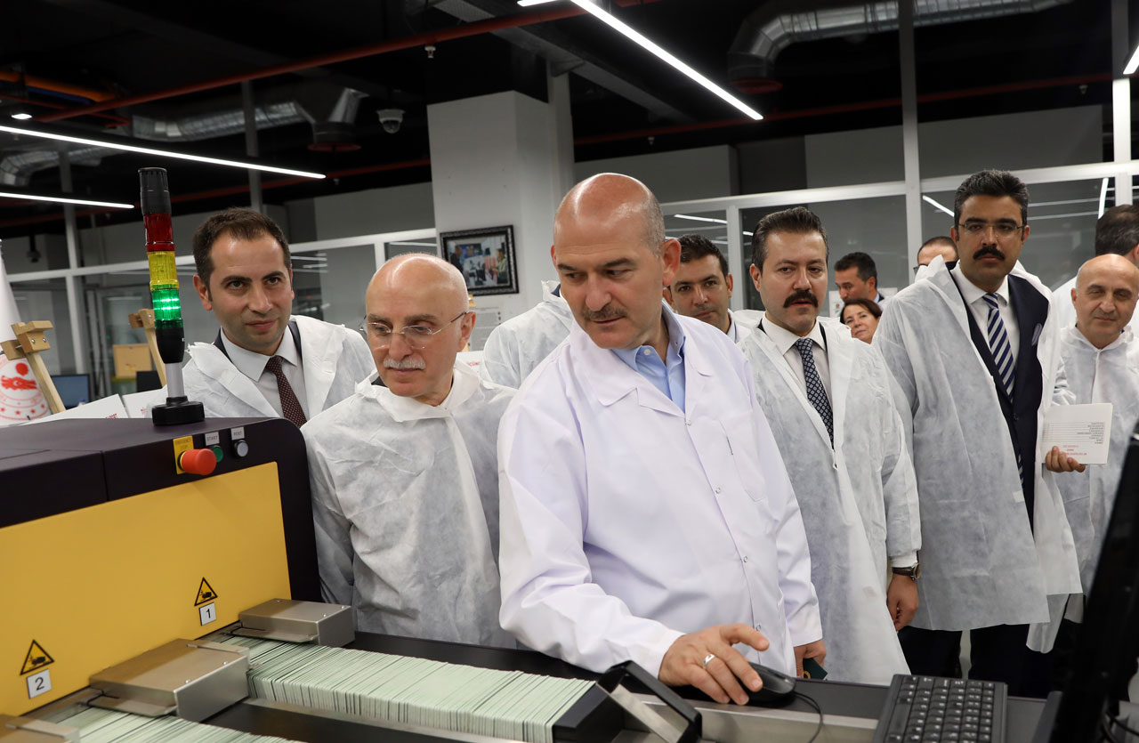 Bakan Soylu yerli ve milli pasaportun üretimini başlattı Bakan Soylu yerli ve milli pasaportun üretimini başlattı