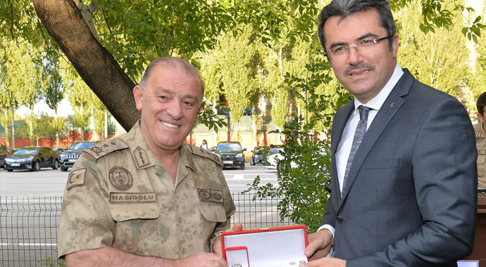 FETÖ’cüleri menfezde yakalayan komutan Erzurum’a atandı