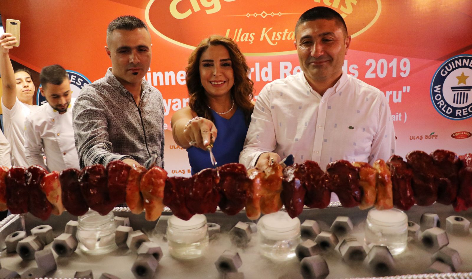 Guinness’e giren kebapçı başarısını kebap görünümlü pastayla kutladı