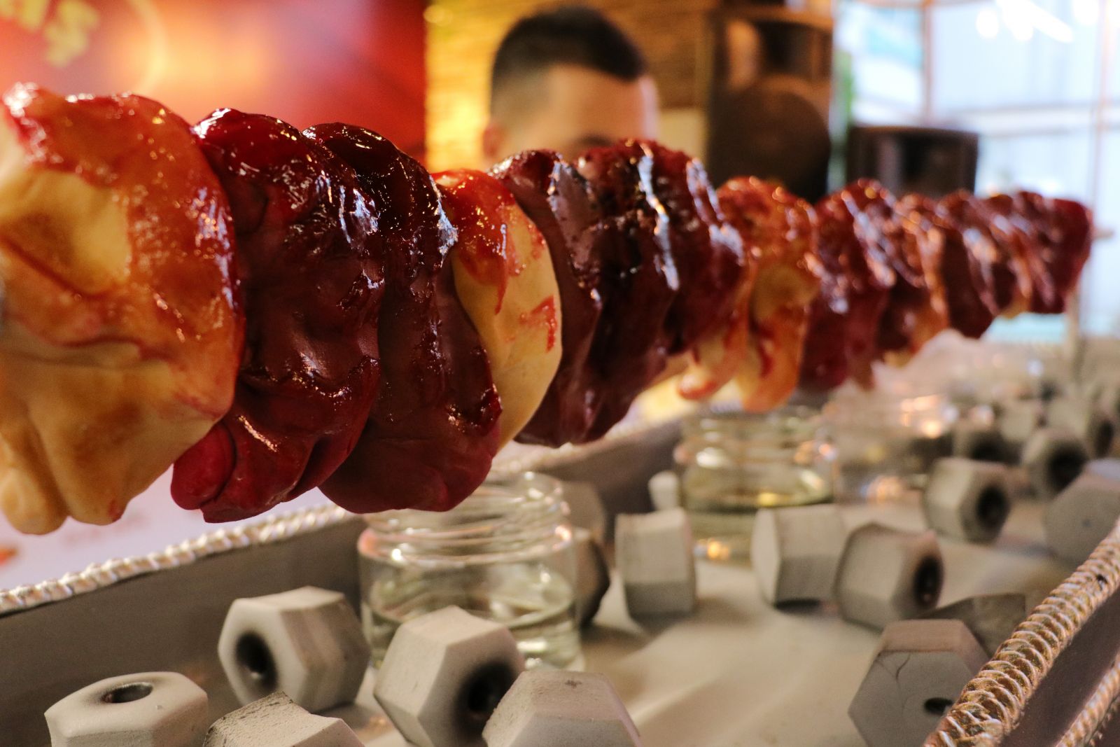 Guinness’e giren kebapçı başarısını kebap görünümlü pastayla kutladı