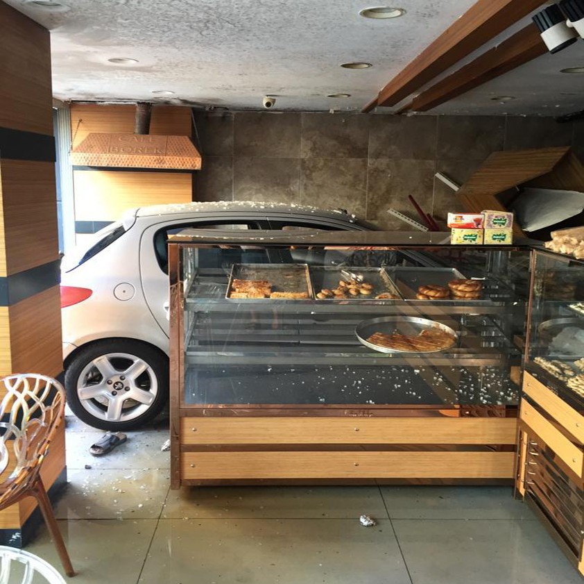 Otomobil pastaneye daldı: 6 yaralı