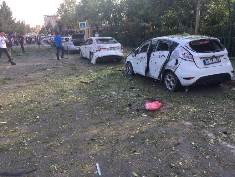 Diyarbakır'da Polise bombalı saldırı: 3 kişi öldü, 12'si polis 45 kişi yaralandı