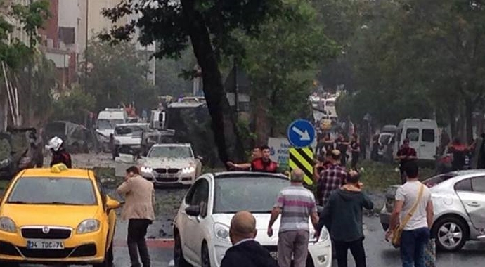 Beyazıt'ta bombalı saldırı sosyal medyada