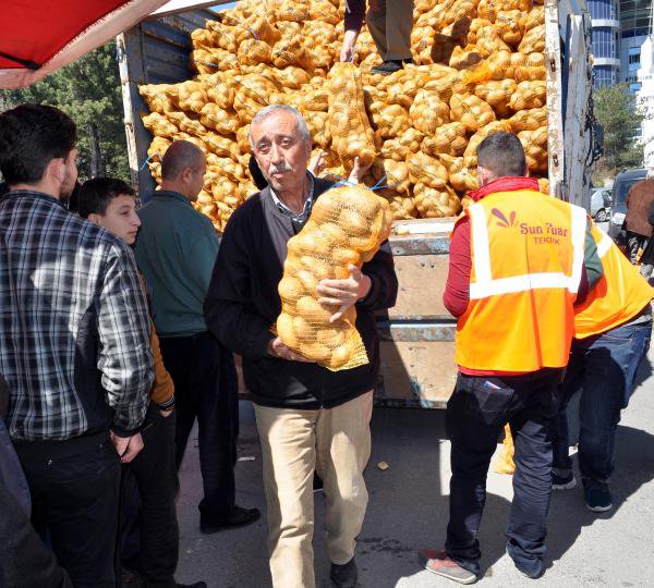 Kayseri'de çuvalı 2 liradan satılan patates kapışıldı
