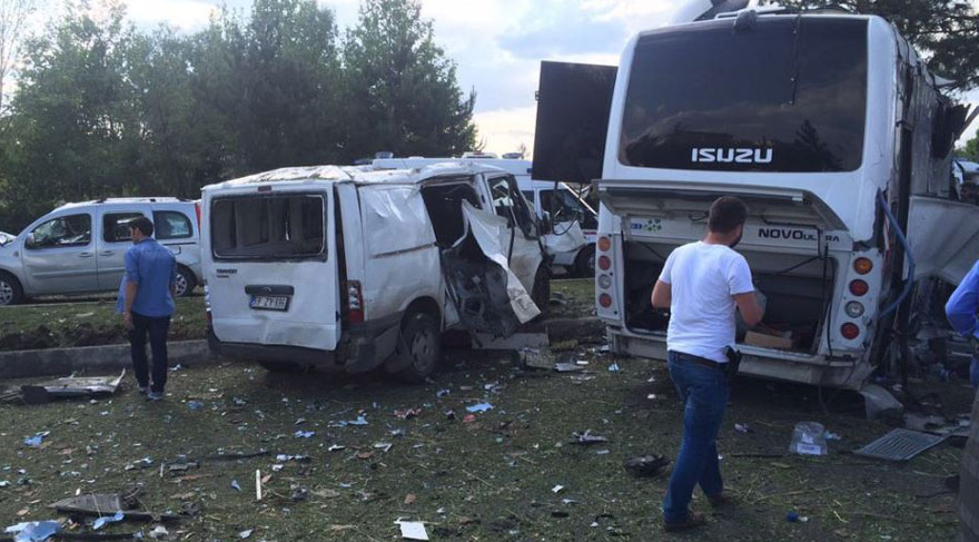 Diyarbakır'da Polise bombalı saldırı: 3 kişi öldü, 12'si polis 45 kişi yaralandı