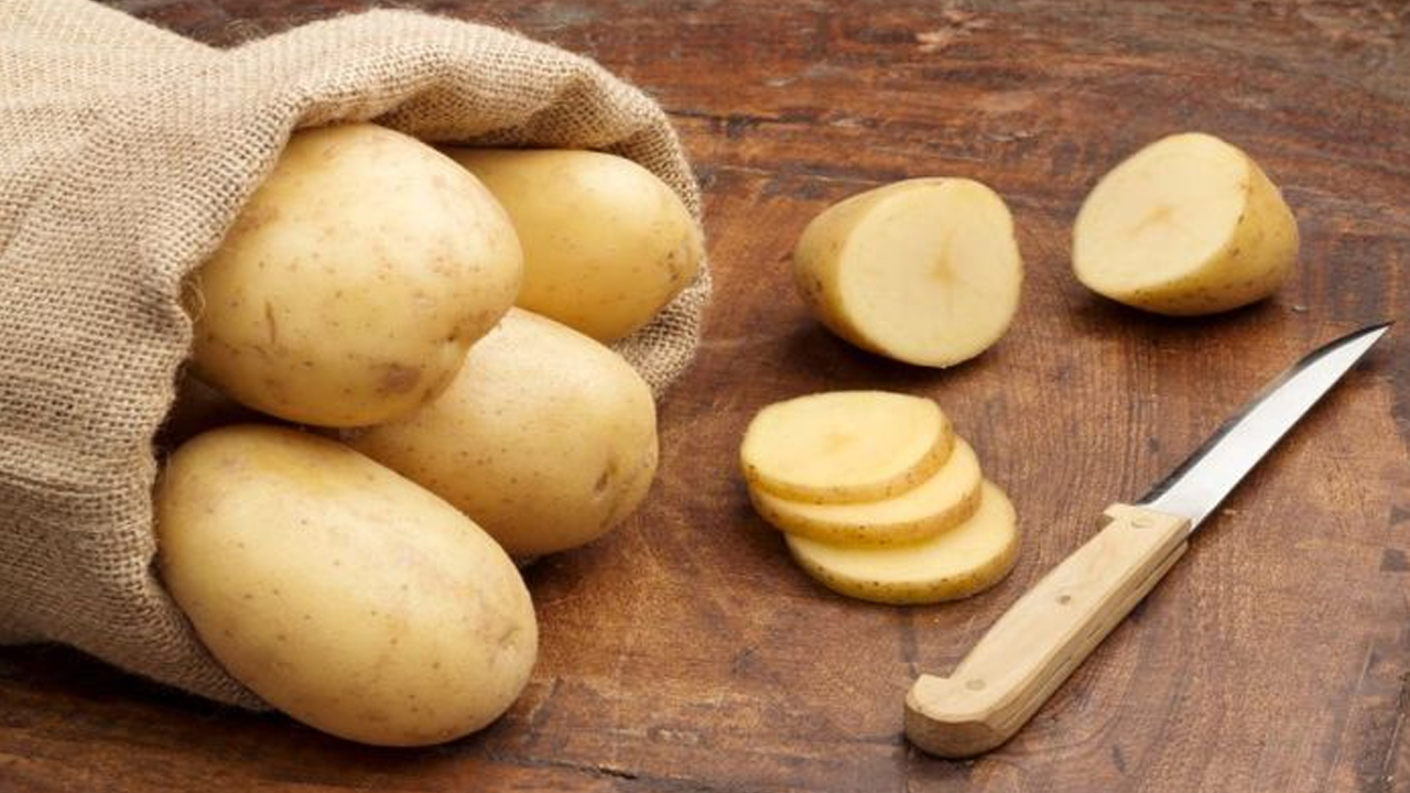 Çiğ patates suyunun faydaları saymakla bitmiyor! Sabahları mutlaka tüketin (Patates suyu kürü) Çiğ patates suyunun faydaları saymakla bitmiyor! Sabahları mutlaka tüketin (Patates suyu kürü)