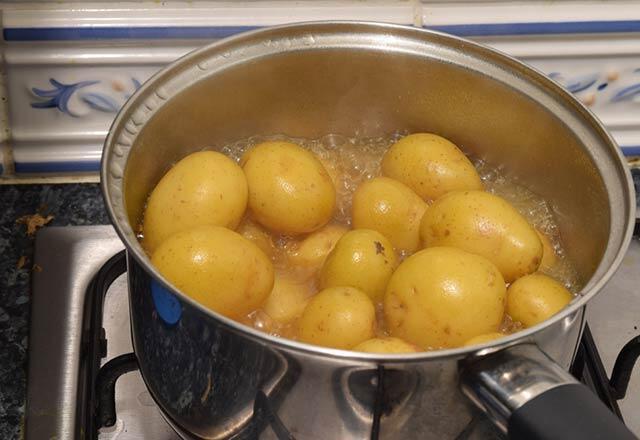 Çiğ patates suyunun faydaları saymakla bitmiyor! Sabahları mutlaka tüketin (Patates suyu kürü) Çiğ patates suyunun faydaları saymakla bitmiyor! Sabahları mutlaka tüketin (Patates suyu kürü)