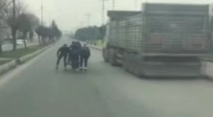 Patenli gençler, kazaya davetiye çıkardı