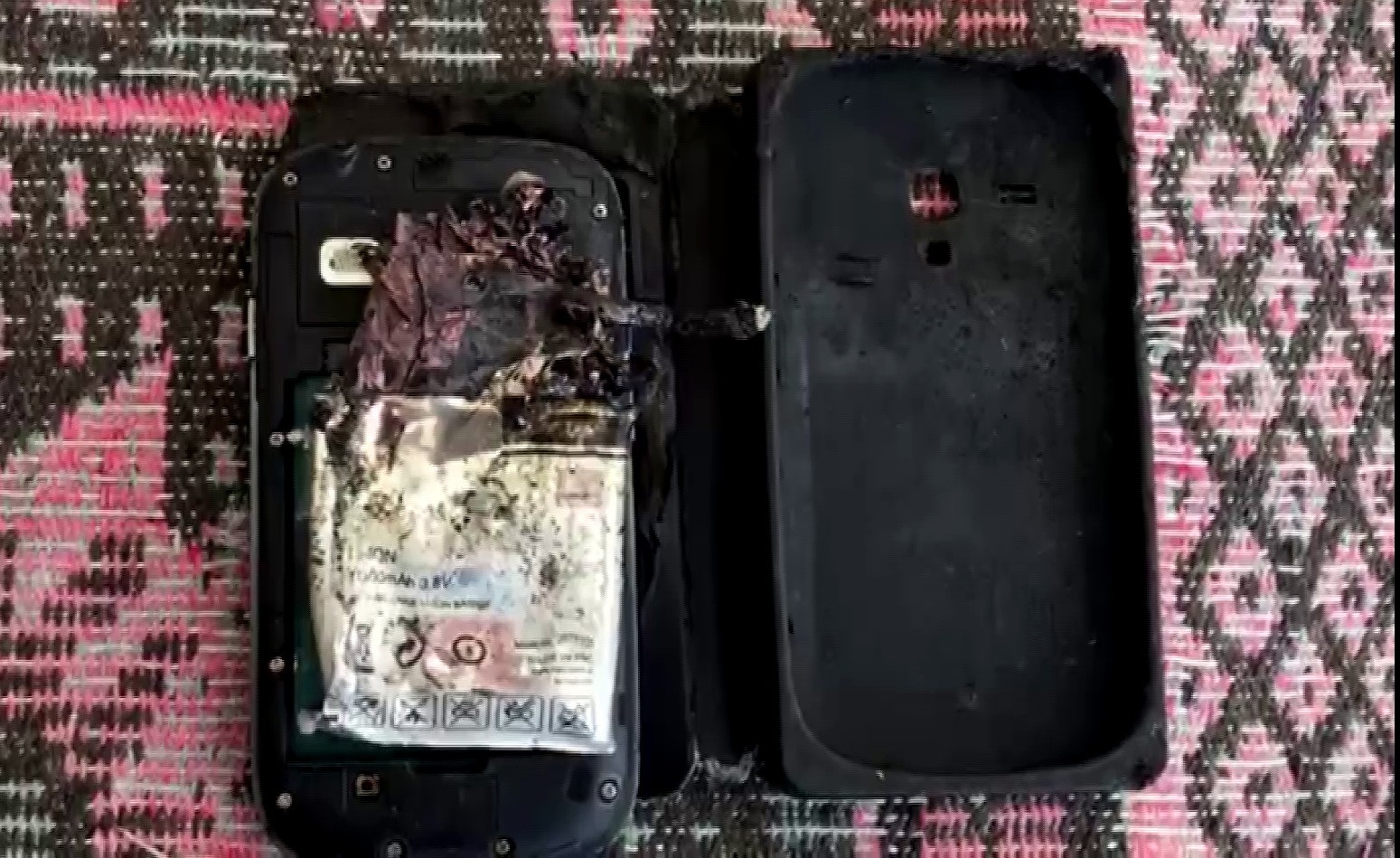 Cebindeki telefon birdenbire patlayıp bacağını parçaladı!