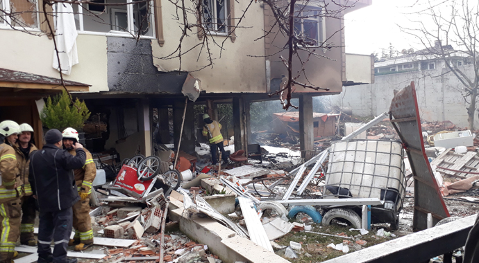 Büyükçekmece'de apartmanda şiddetli patlama: 1'i ağır 2 yaralı