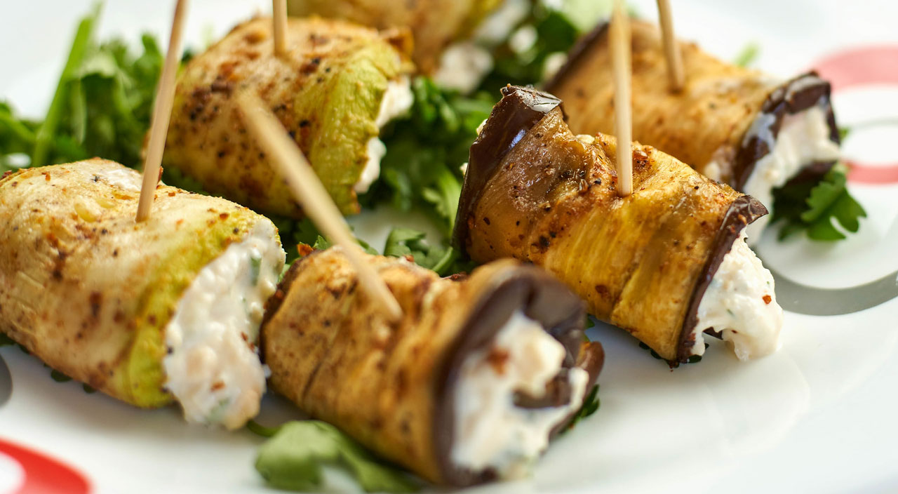 Hızlıca hazırlayıp açlığınızı bastırmak için leziz bir tarif: Peynirli patlıcan sarma