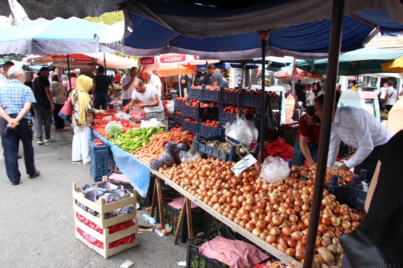 Pazarda fiyatlar ucuz, ilgi az