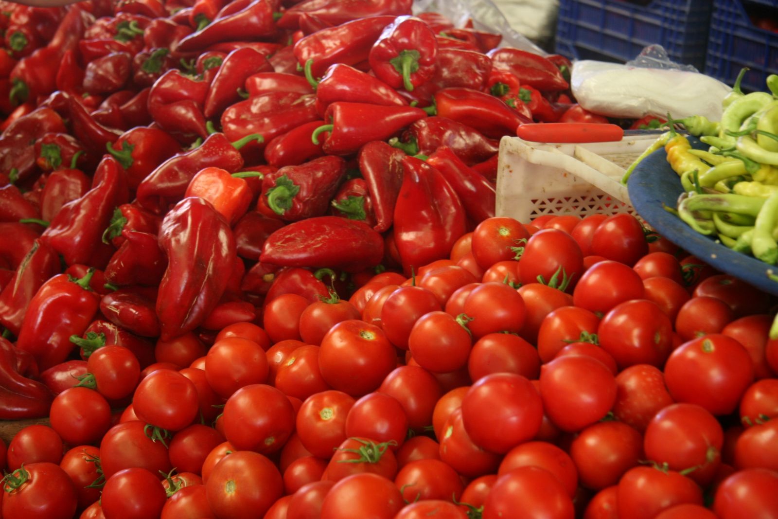 Pazarda domates 2, salatalık 1.5, taze fasulye 6 liradan alıcı buluyor