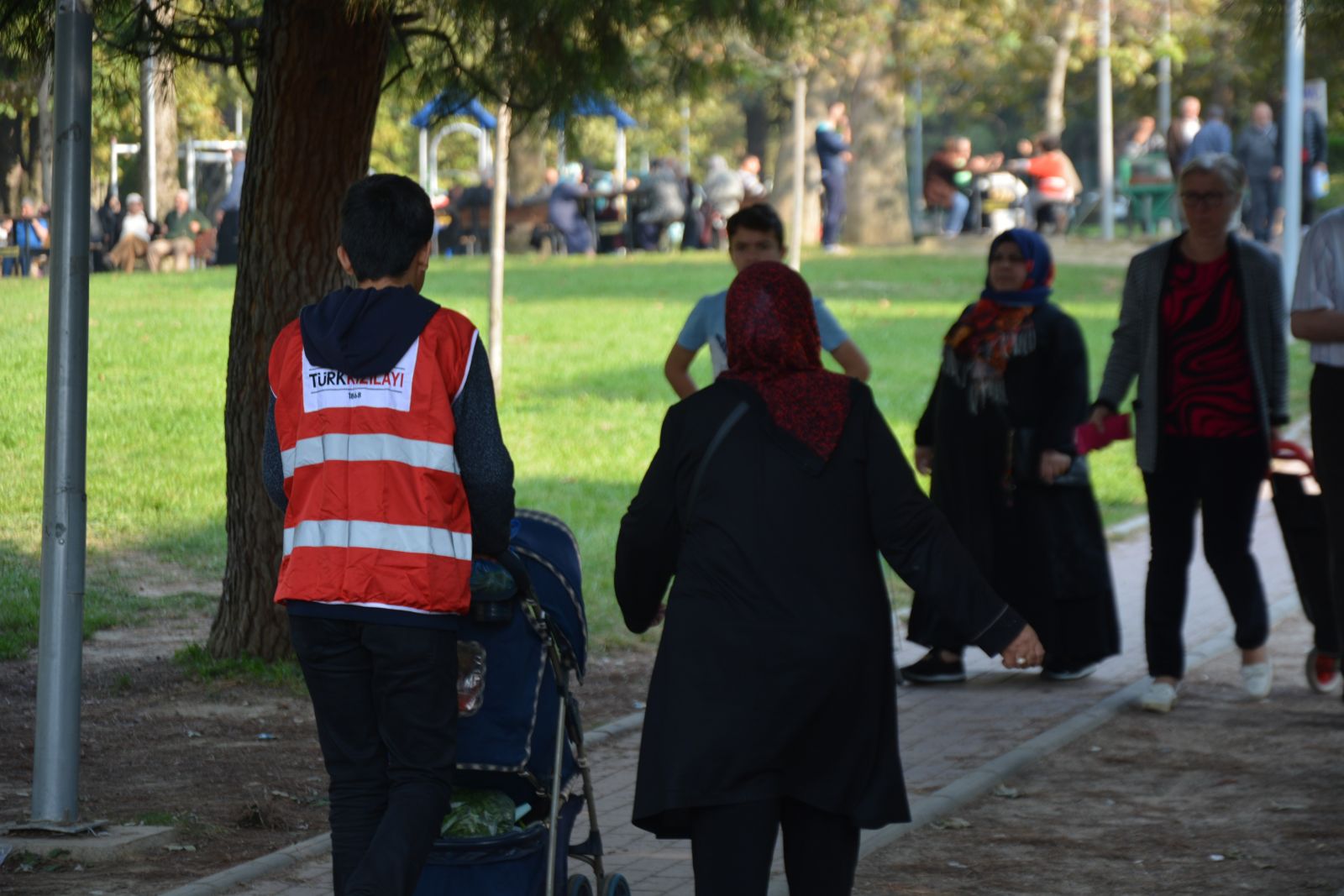 Pazardan dönen yaşlılara öyle bir sürpriz yaptılar ki...Kimse inanamadı
