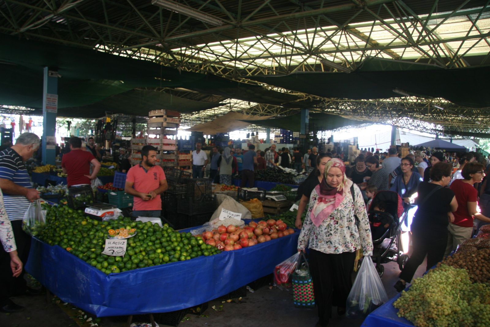 Pazarda domates 2, salatalık 1.5, taze fasulye 6 liradan alıcı buluyor