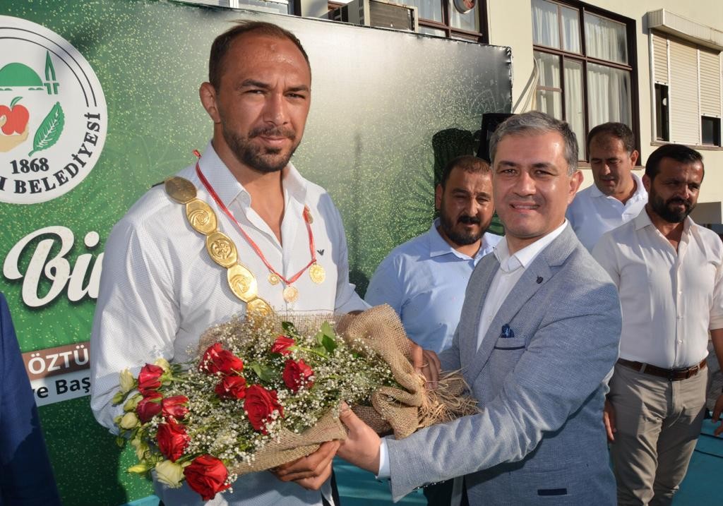 Başpehlivan Gürbüz, altın kemeri ile babasının mezarında
