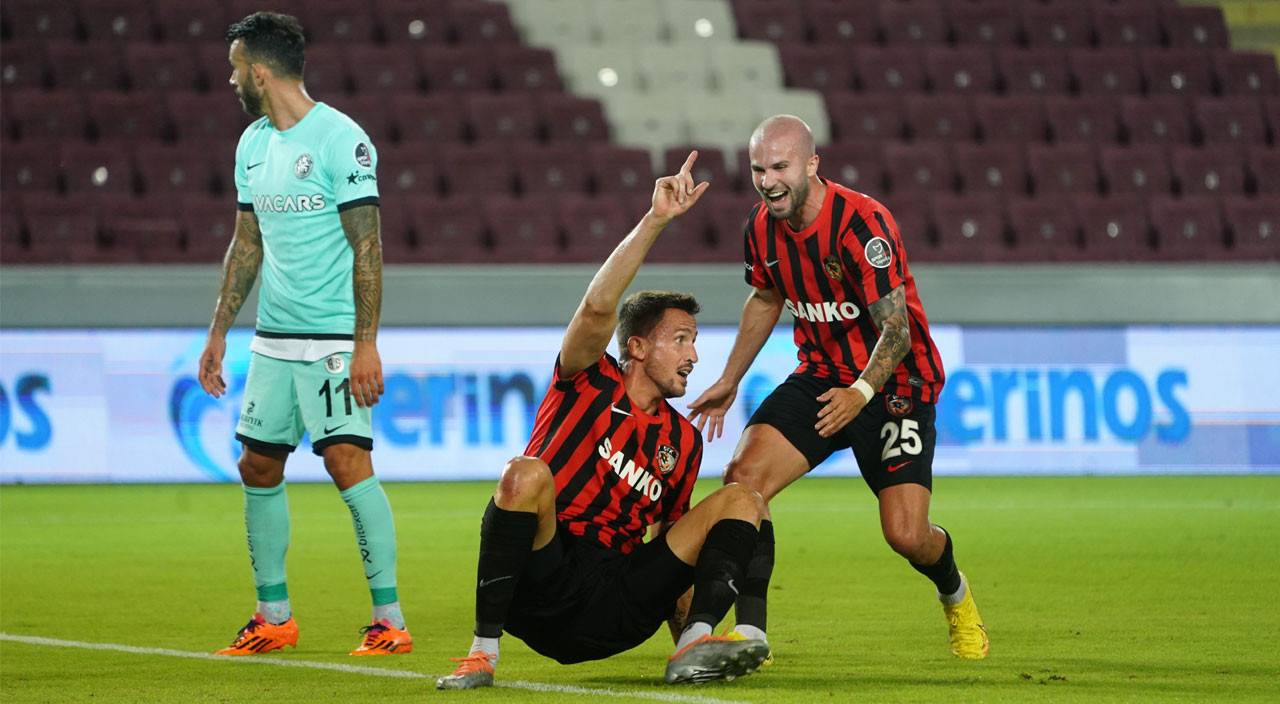 Gaziantep FK'dan evinde Antalyaspor'a 5 gol! Joao Figueiredo hat-trick yaptı