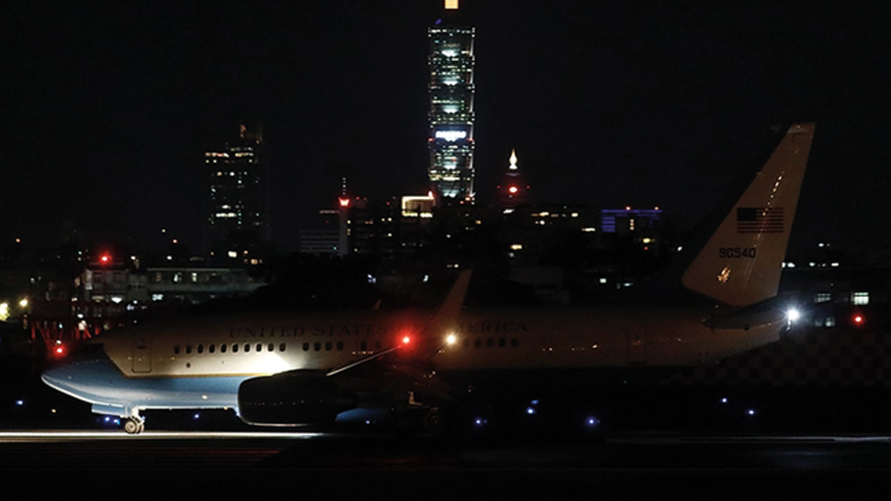 Pelosi Tayvan'a indi, dünya diken üstünde... Ayağının tozuyla ilk açıklama