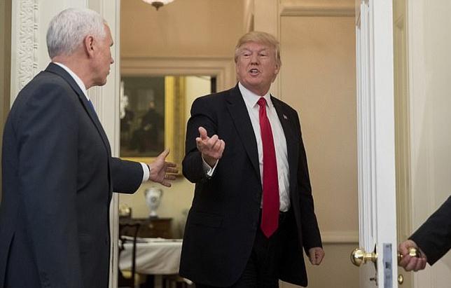 Trump odayı terk etti, Pence arkasından bakakaldı