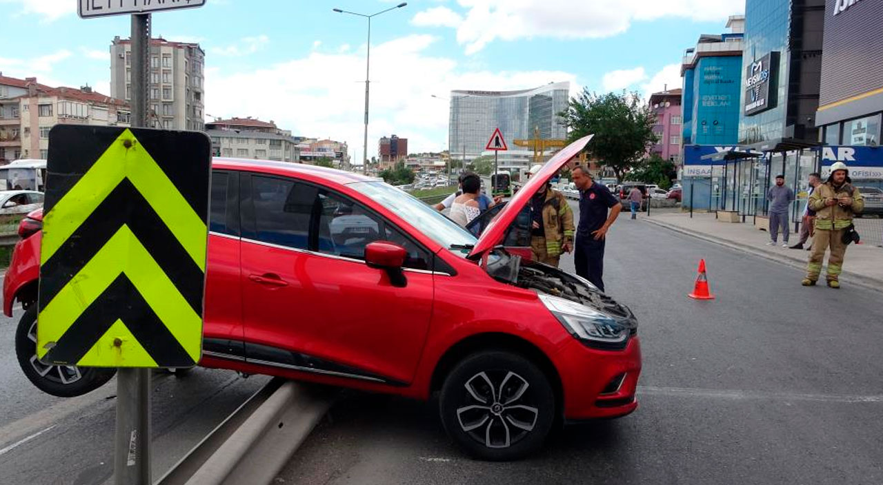 Fren yerine gaza bastı: Önce duraktaki yolcuya çarptı sonra bariyere çıktı