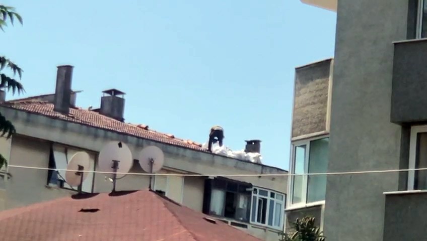 Pendik’te 5 katlı binanın çatısında tehlikeli çalışma kamerada