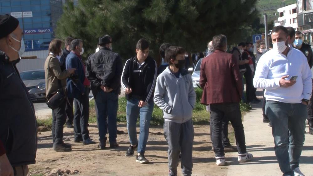 Pendik’te yangın çıktı, vatandaş isyan etti: “Bu yangın bizi öldürmez ama korona virüs öldürür”