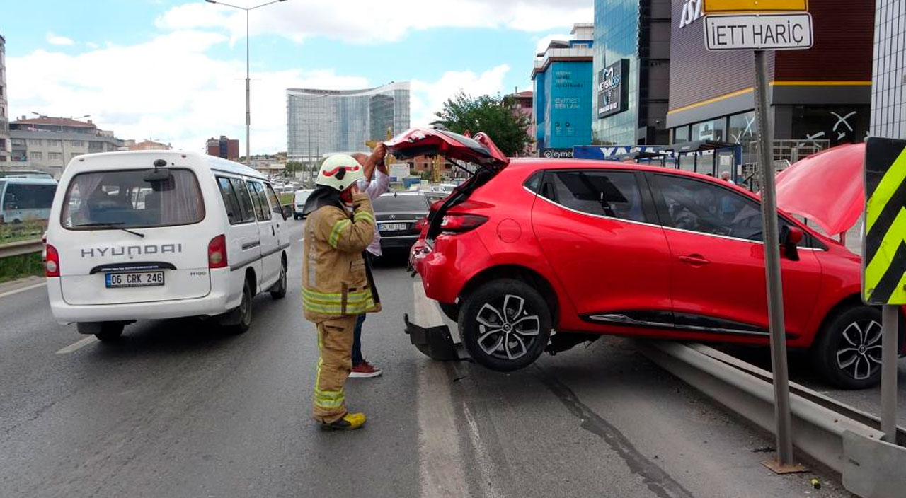 Fren yerine gaza bastı: Önce duraktaki yolcuya çarptı sonra bariyere çıktı