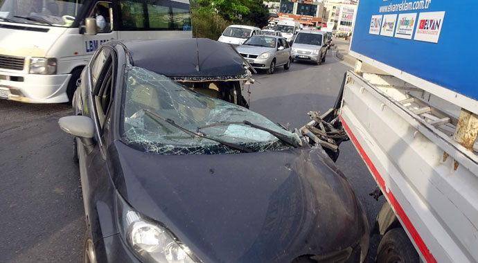Pendik’de kontrolden çıkan araç kamyonete çarptı: 2 yaralı Pendik’de kontrolden çıkan araç kamyonete çarptı: 2 yaralı