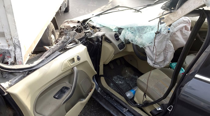 Pendik’de kontrolden çıkan araç kamyonete çarptı: 2 yaralı Pendik’de kontrolden çıkan araç kamyonete çarptı: 2 yaralı