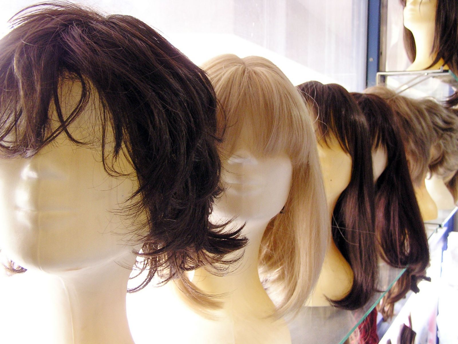 Adana'da 'peruklu bahis şebekesi' çökertildi