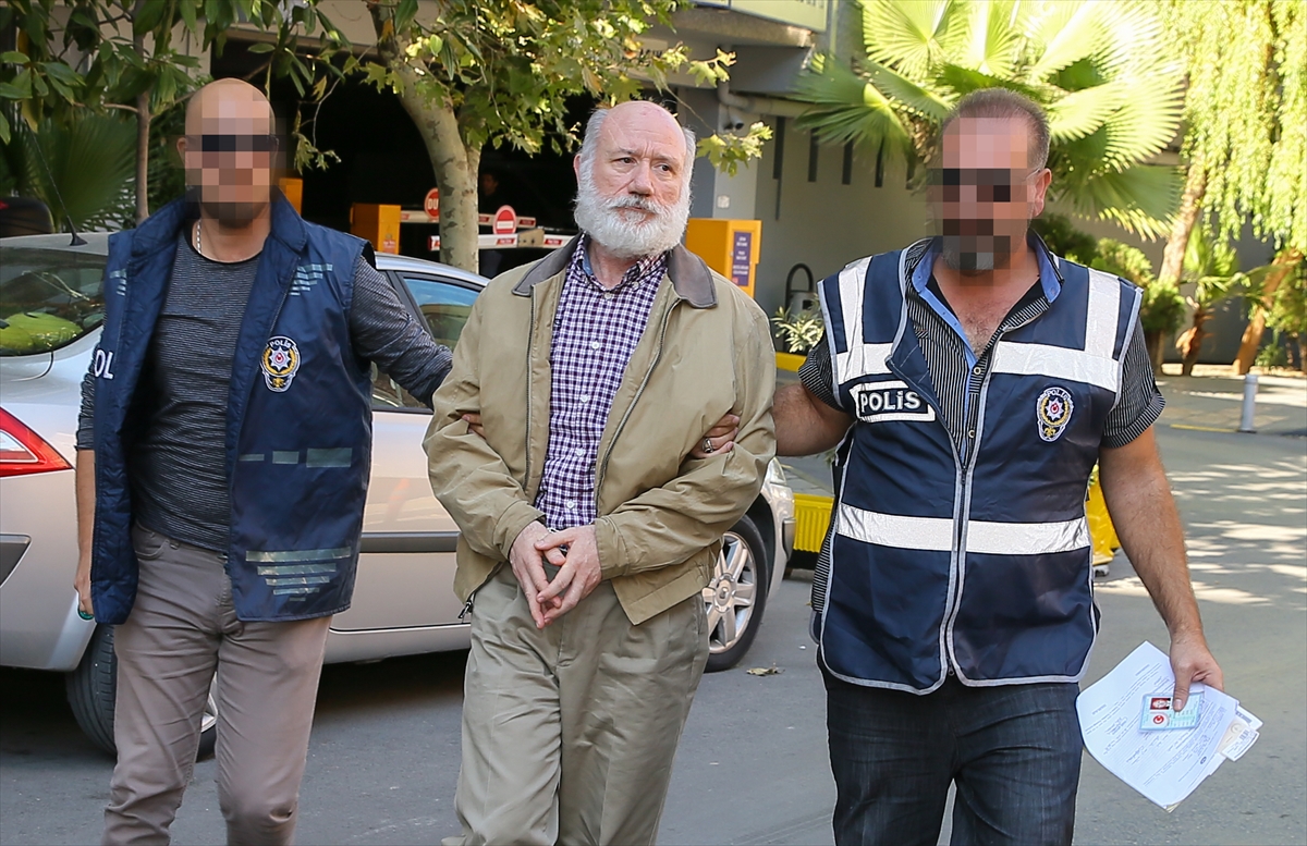 Firari amiral peruk takarak gizlenmiş