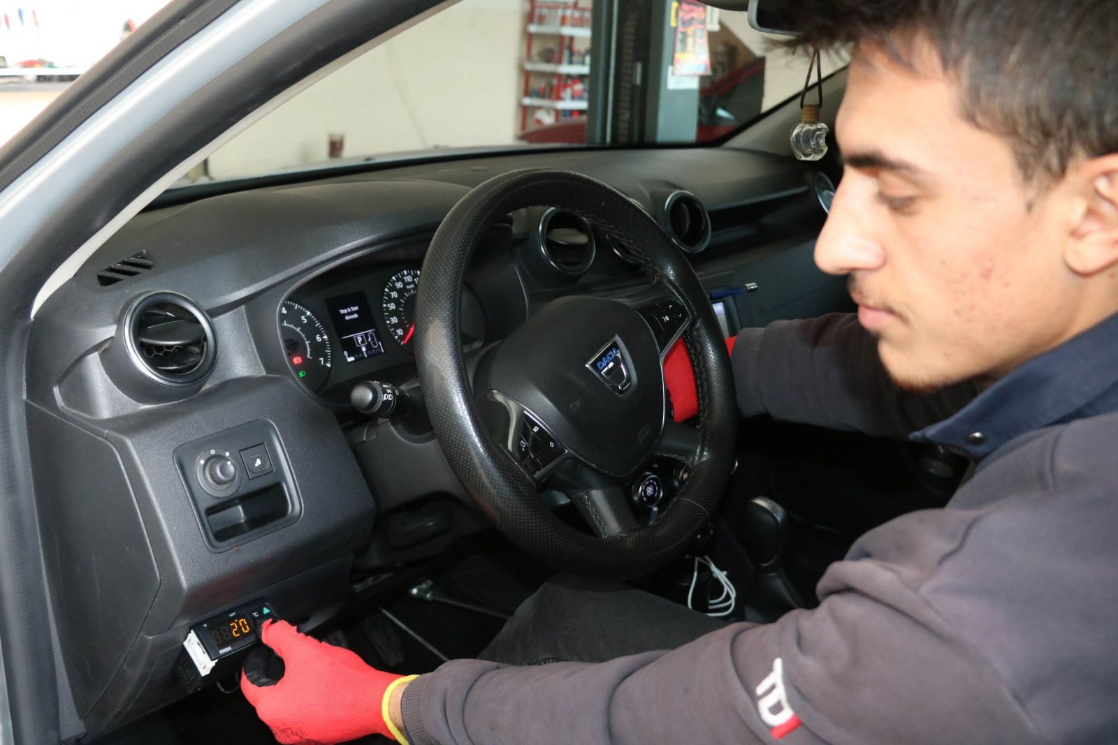 Petrol savaşlarını bitirecek buluş! 2 litre suyla 70 kilometre gidiyor