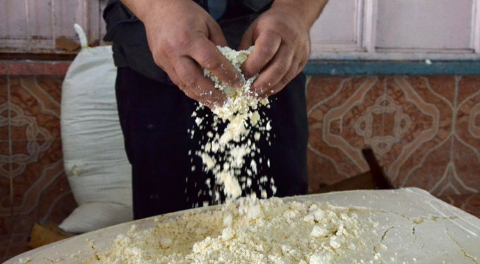 Ucuz peynire akın ediyorlar