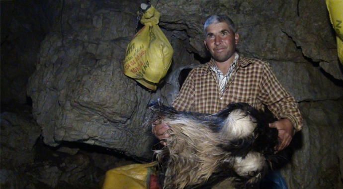 Yazın alınan siparişler, müşteriye özel üretip kar obruklarında bekletiliyor