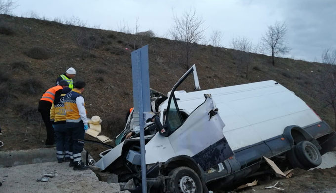 Çorum'da peynir yüklü minibüs duvara çarptı: 2 ölü
