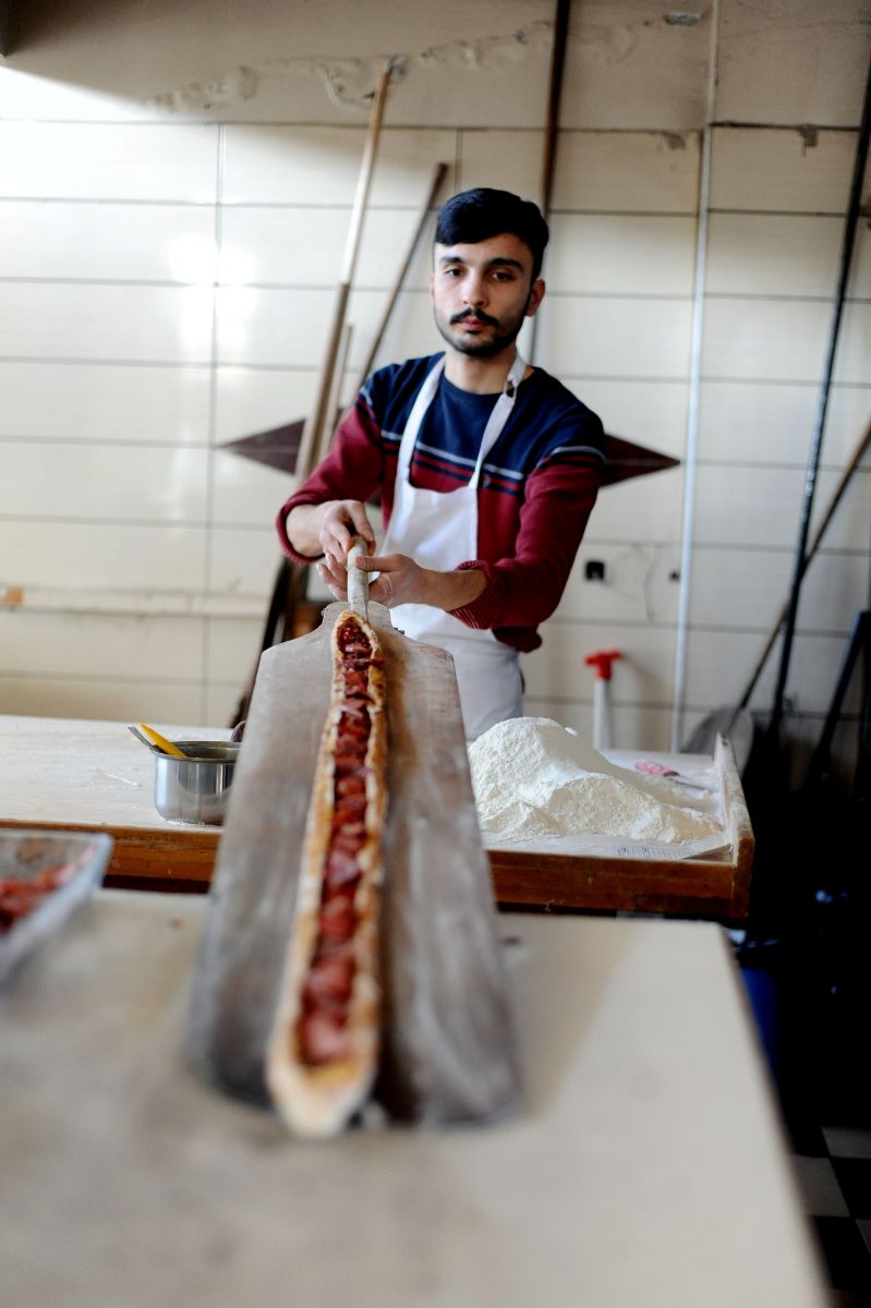 Karadeniz'in lezzetleri ilgi çekmeye devam ediyor! Bu pidenin porsiyonu bir metre