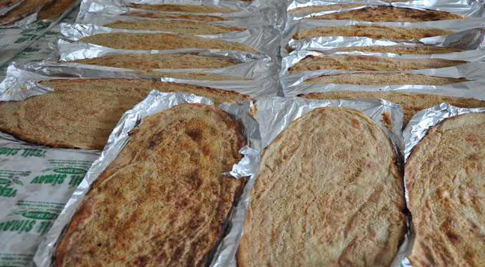 Üç asırlık tahinli pideye ilgi büyük