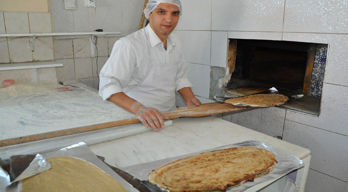 Üç asırlık tahinli pideye ilgi büyük