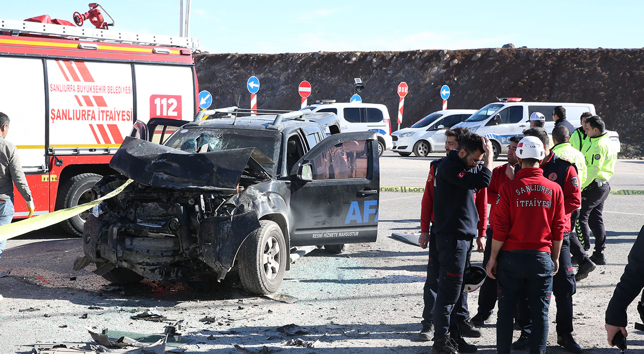 Şanlıurfa'da midibüs ile AFAD aracı çarpıştı: 1 ölü, 3 yaralı Şanlıurfa'da midibüs ile AFAD aracı çarpıştı: 1 ölü, 3 yaralı